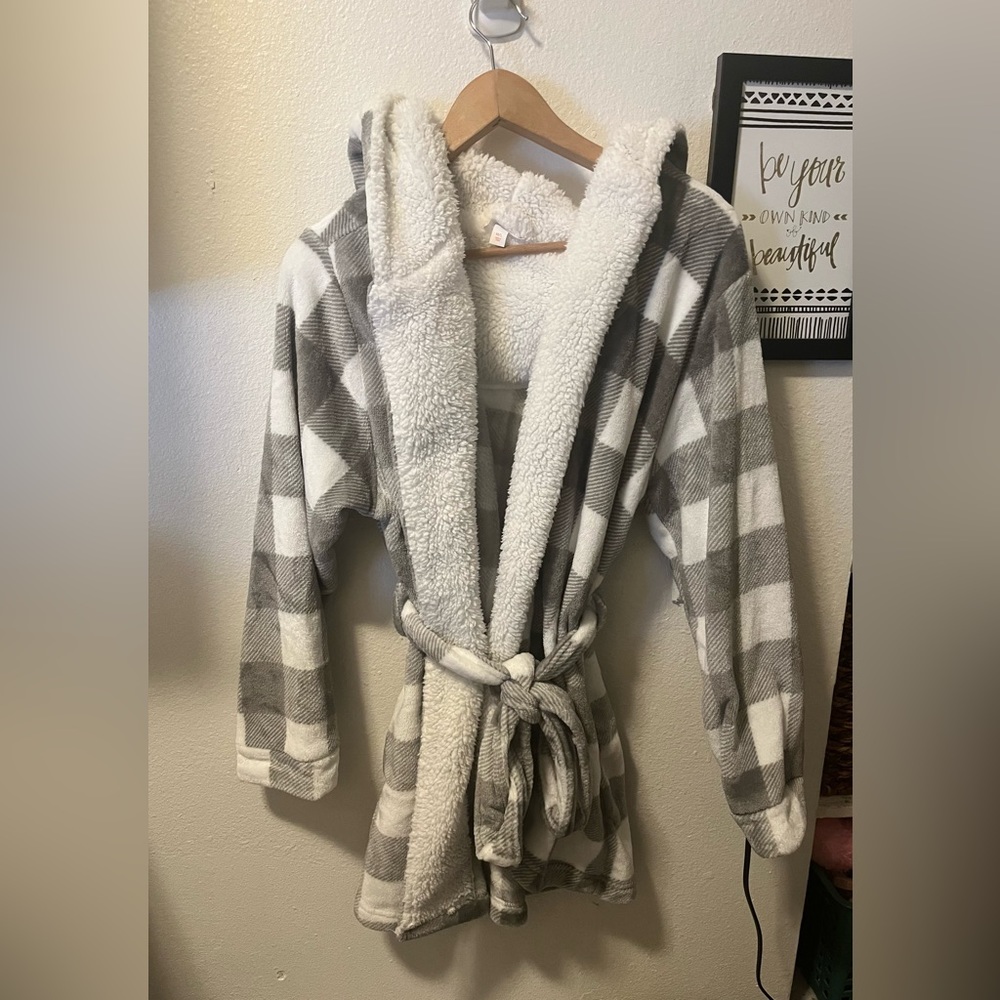 Women’s grey / white robe